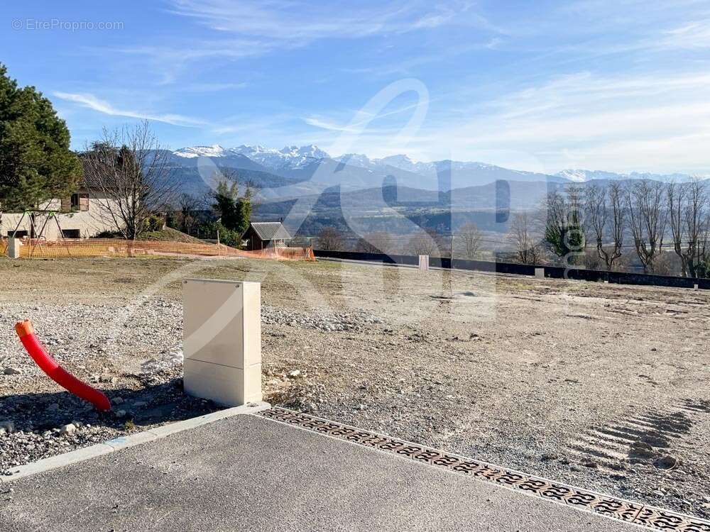 Terrain viabilisé (Lot 3) - Terrain à SAINT-PIERRE-D'ALBIGNY