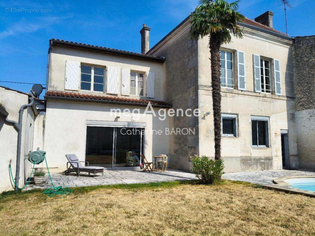 COGNAC – Maison de 175 m²  4 chambres  Piscine  Garage  Grenier aménageable - photo 2