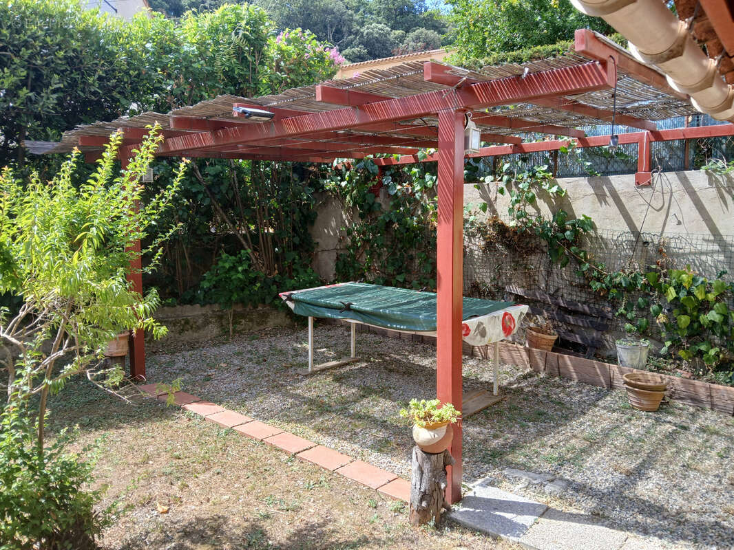 Villa sur 3 faces , 3 niveaux, 5 chambres , 2 bains, jardin , garage et parking. - photo 9