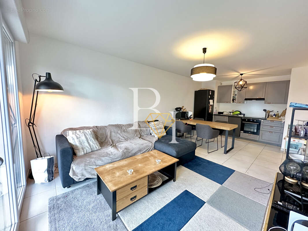 Appartement à SAINT-LAURENT-DU-VAR