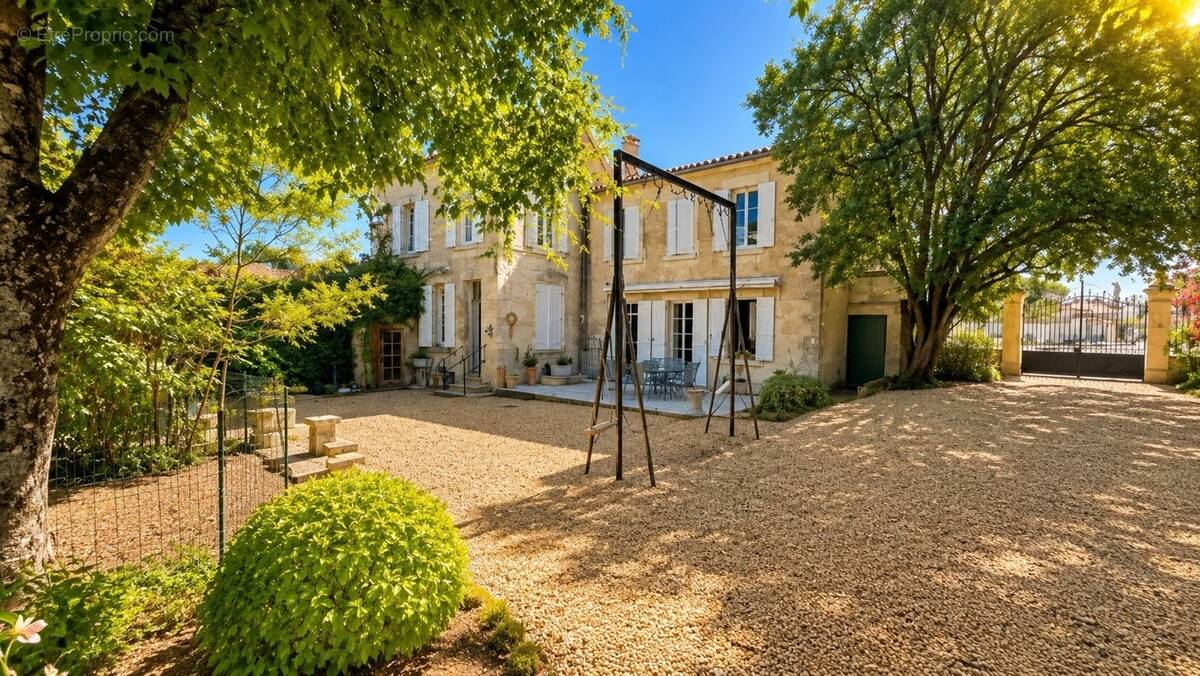 Maison à BARBEZIEUX-SAINT-HILAIRE