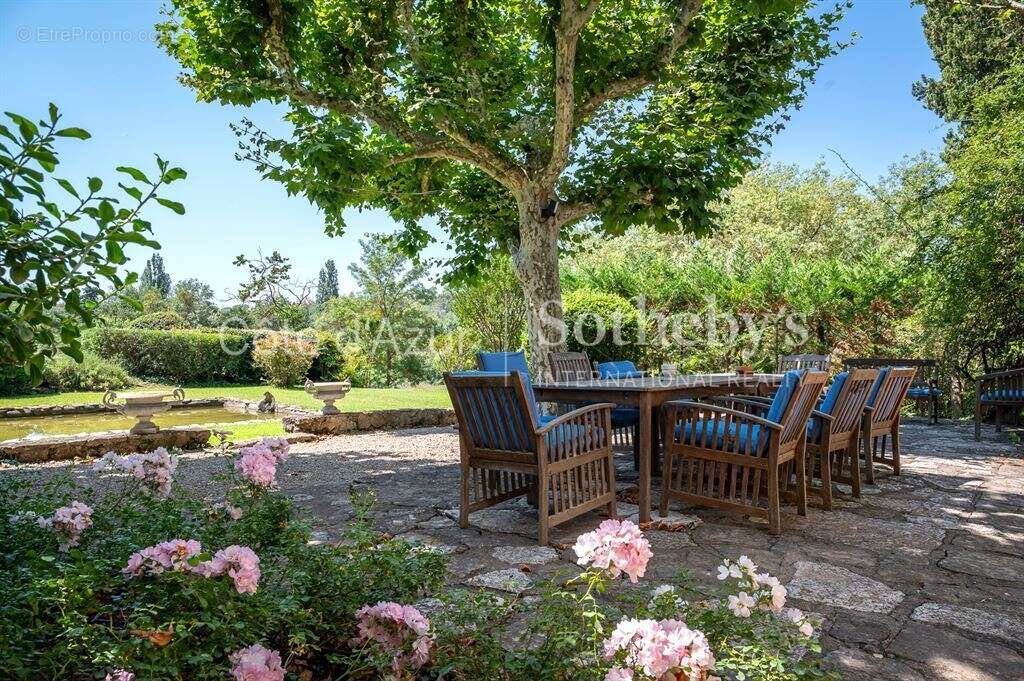 Maison à CHATEAUNEUF-GRASSE