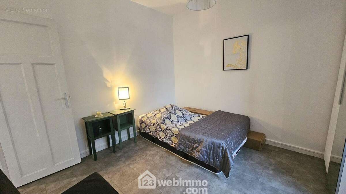 Une chambre spacieuse.