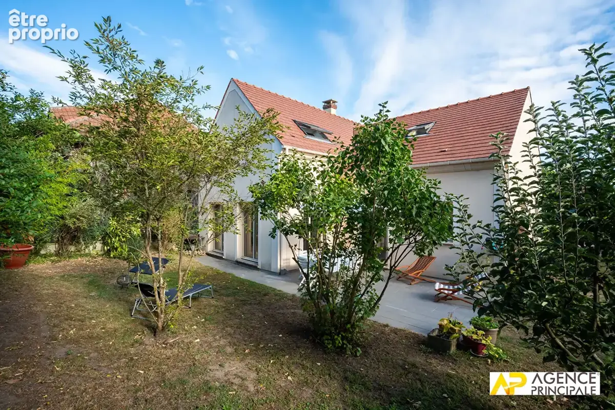Maison à LE MESNIL-LE-ROI