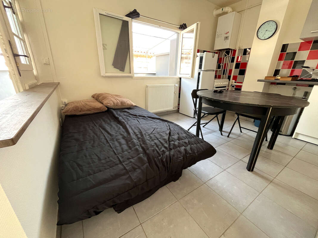 Idéalement situé à Villeneuve-sur-Lot, cet immeuble de rapport propose 6 appartements répartis sur rez-de-chaussée et étages, po - photo 2