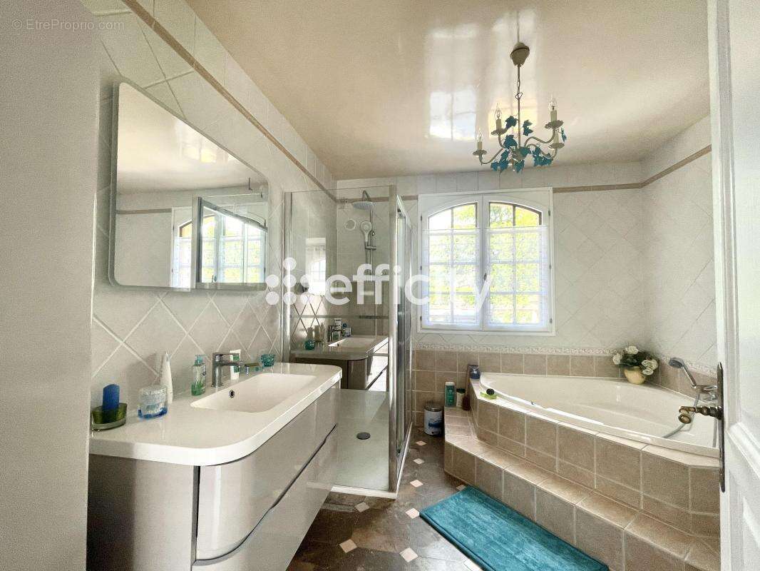 Maison à VER-SUR-LAUNETTE