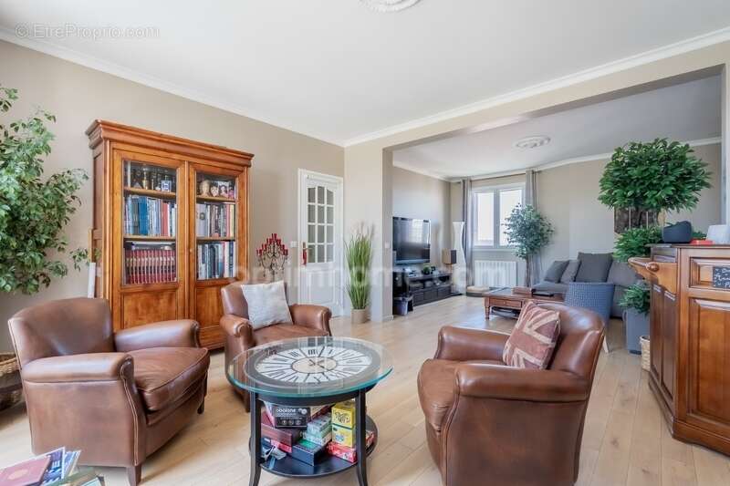 Appartement à LES PAVILLONS-SOUS-BOIS