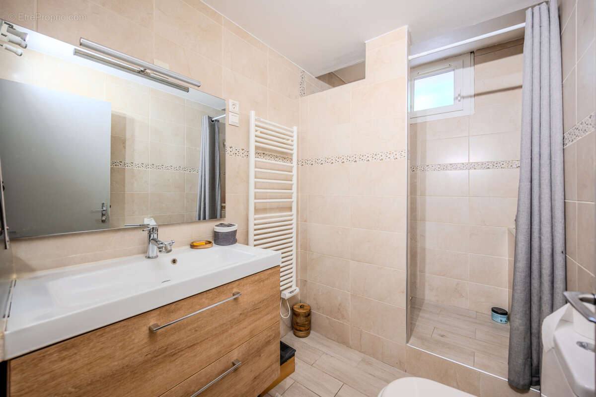 Appartement à MEOUNES-LES-MONTRIEUX