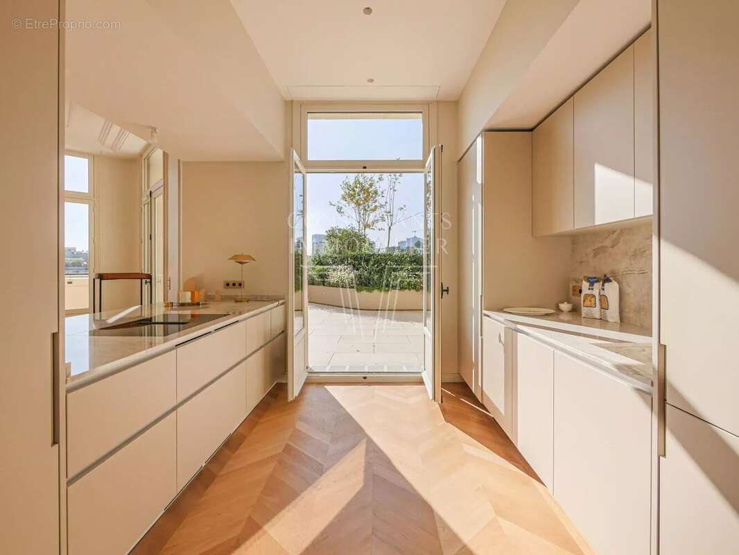 Appartement à PARIS-16E