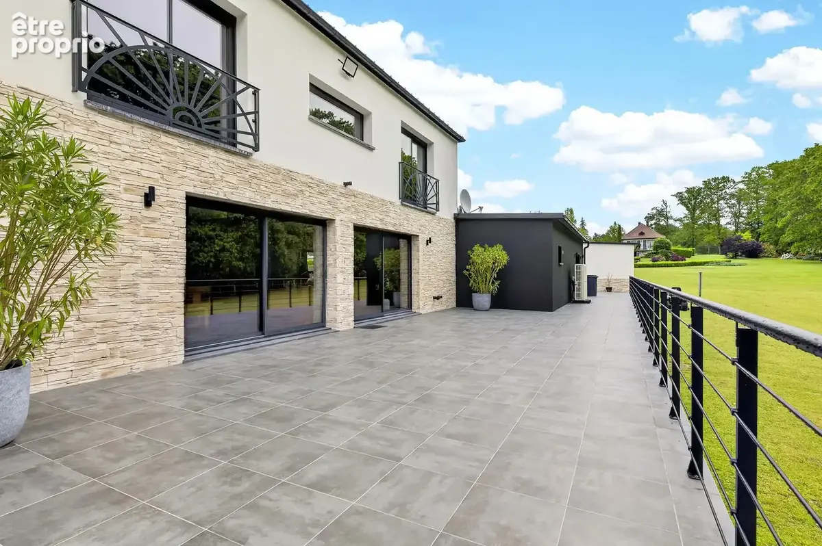 Maison 370 m² à Saint-Estephe  - photo 8