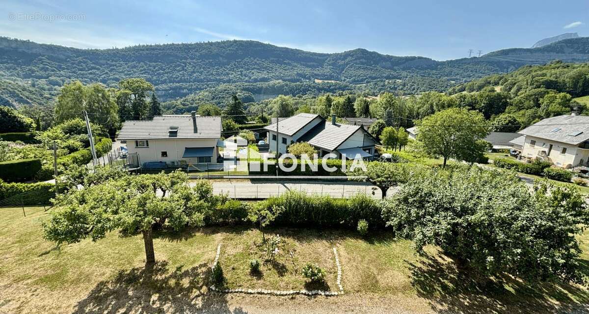 MONTAGNOLE Maison esprit savoyarde sur 1 400 m2 de terrain arboré, bien exposée et vue dominante - photo 2