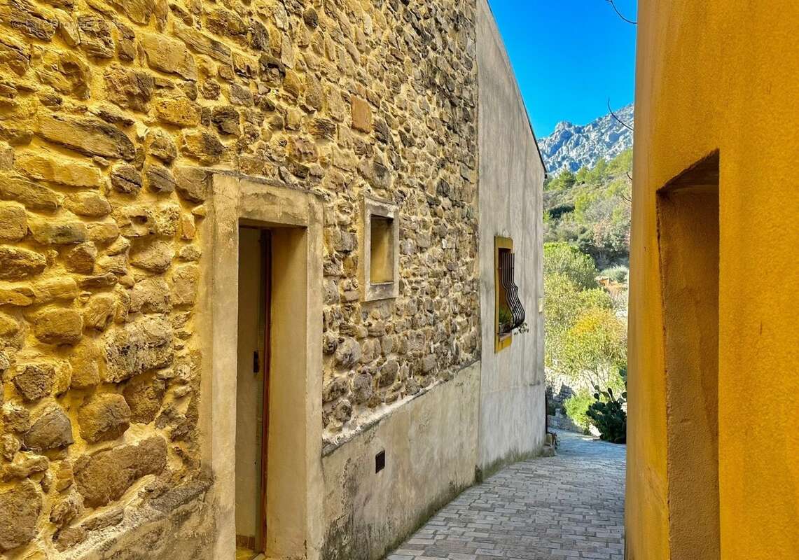 Maison en pierre de caractère au pied de la Sainte-Victoire : 3 chambres, terrasse, solarium – Provence, Bouches-du-Rhône - photo 18