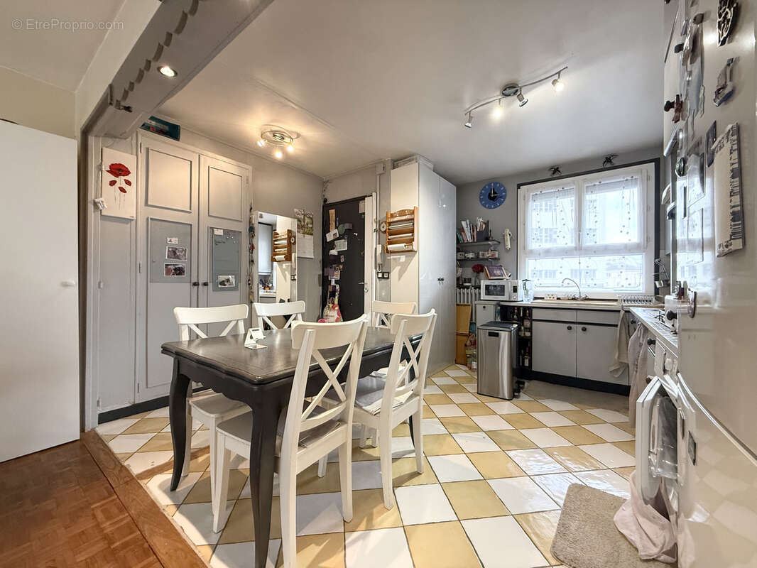 Appartement à COURBEVOIE