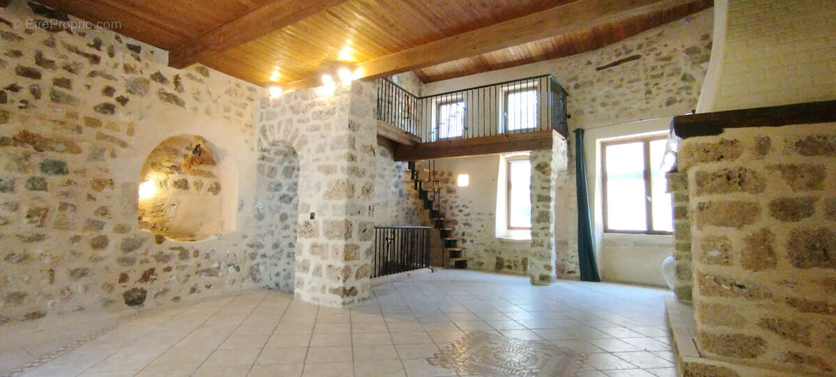 Superbe maison de caractère en pierre , avec cour privée - photo 12