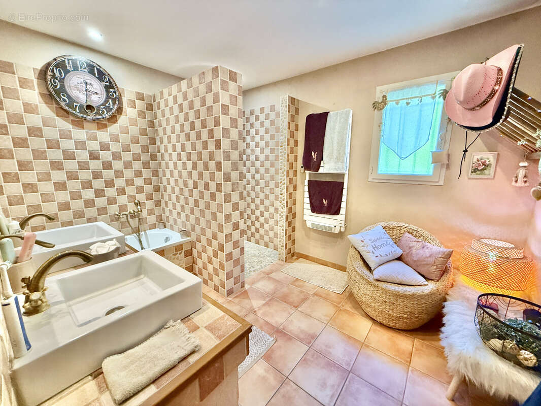 Maison à CRUZILLES-LES-MEPILLAT