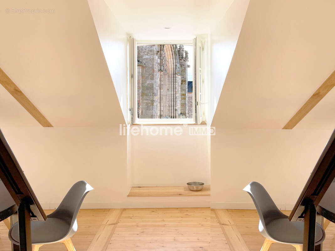 Toutes les fenêtres du séjour sont ouvertes sur la basilique - Appartement à DINAN