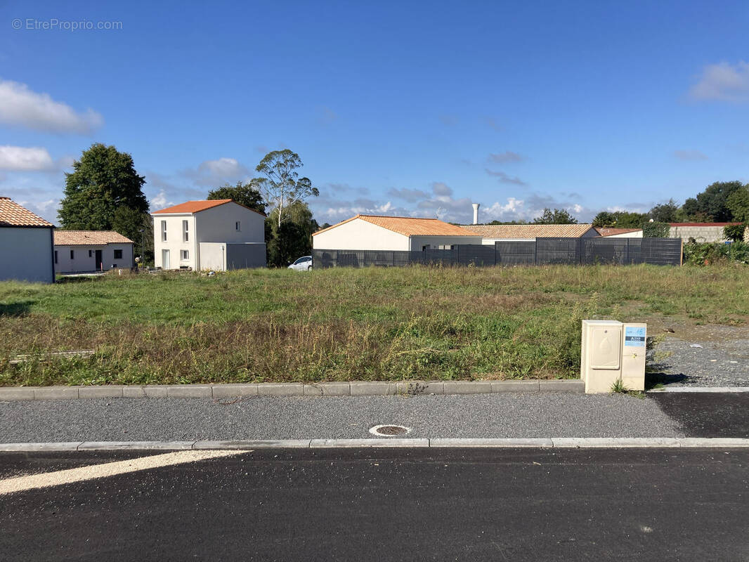 Terrain à CORCOUE-SUR-LOGNE