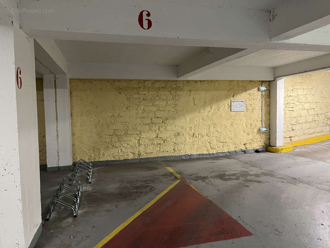 Parking à PARIS-18E