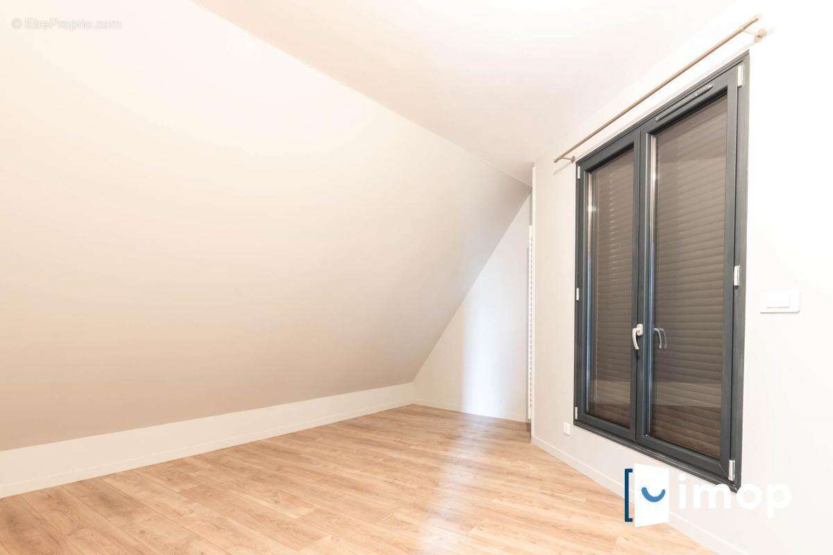 Duplex en parfait état dans un immeuble de 2020 proche RER D T11 et Métro 13 à faibles charges - photo 8