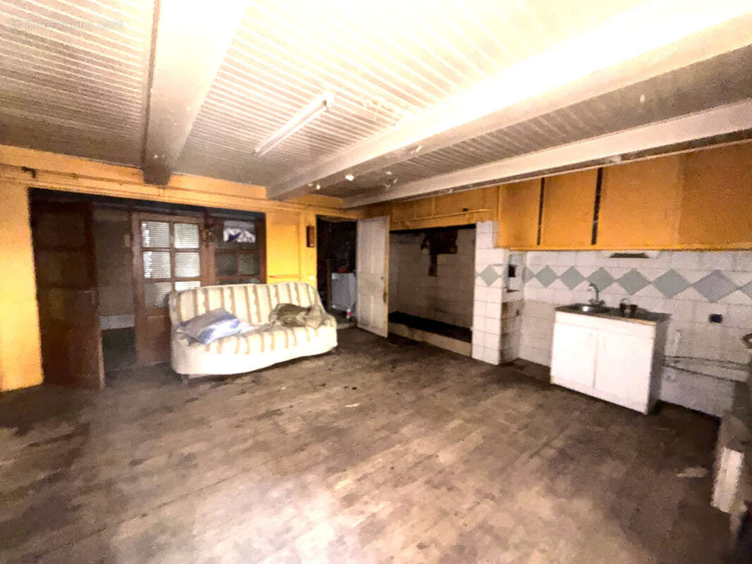 Montgreleix   Maison avec grange, écurie et dépendances sur 925 m2 de terrain - photo 6