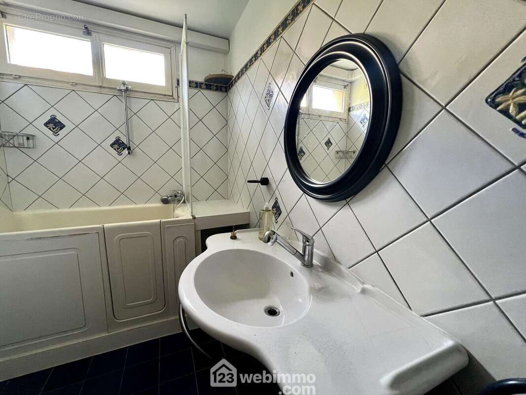 La salle de bain possède une fenêtre - Appartement à SAN-MARTINO-DI-LOTA