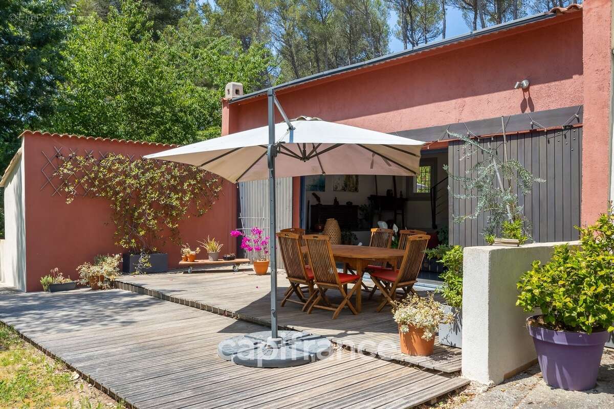 Maison à vendre 7 pièces avec T2 indépendant à Fuveau avec jardin - photo 3