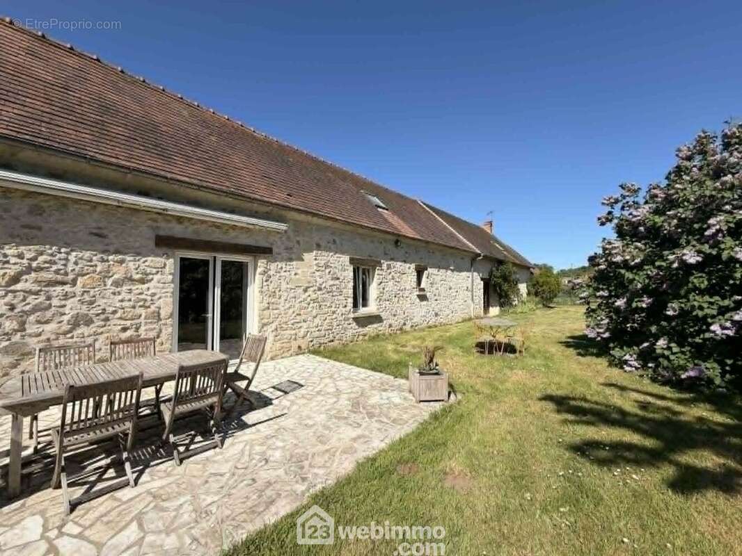 D'une surface habitable de 230 m² - Maison à LAVAL-EN-LAONNOIS
