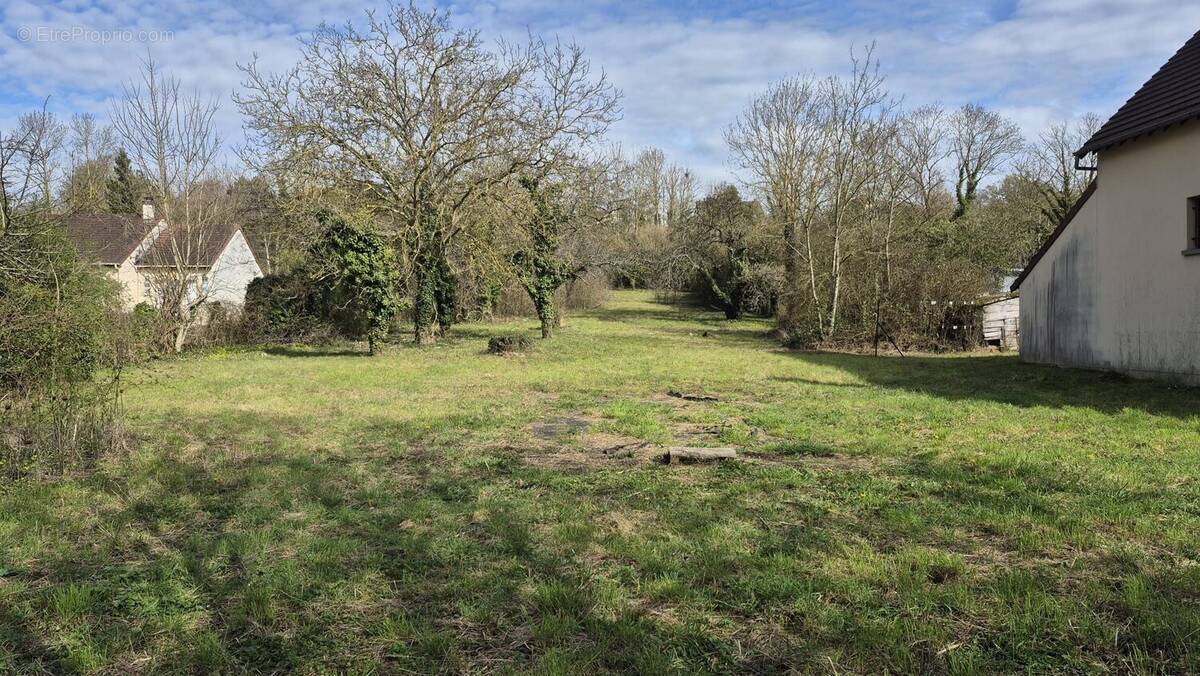 Terrain à AULNAY-SUR-MAULDRE