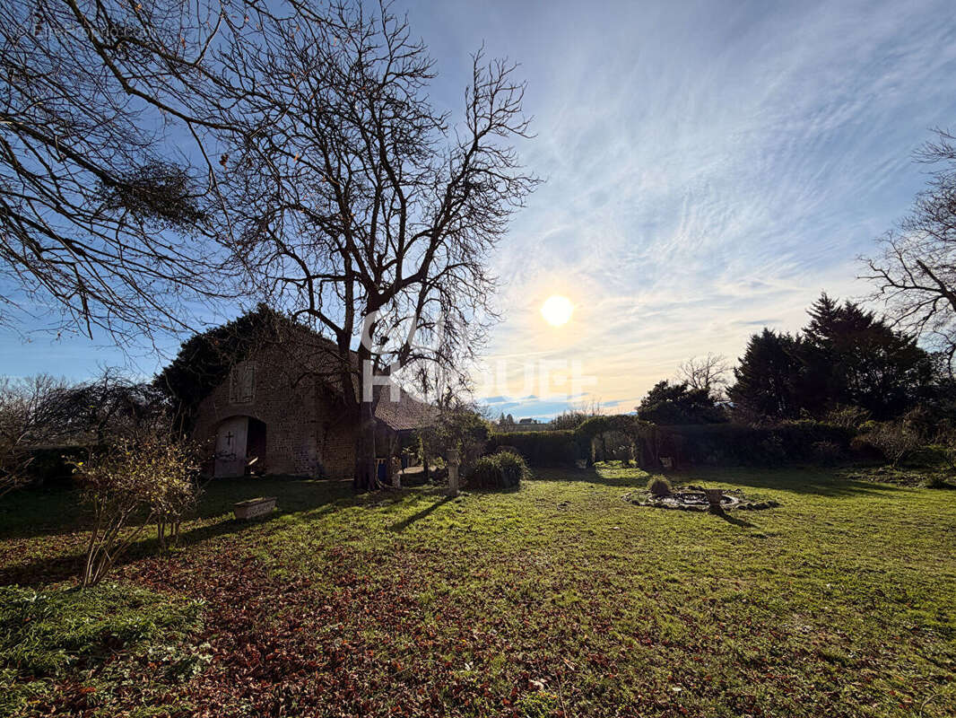 Maison à MOMAS