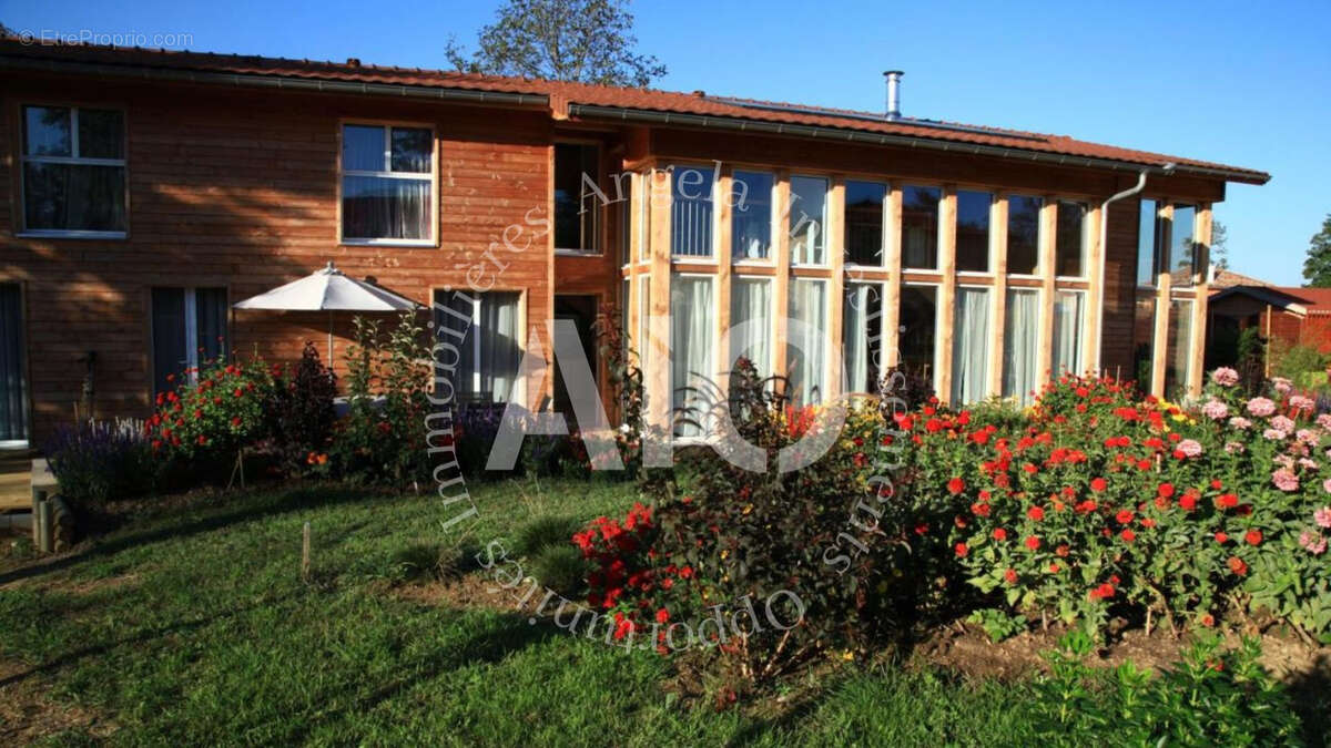Maison à NEYRON