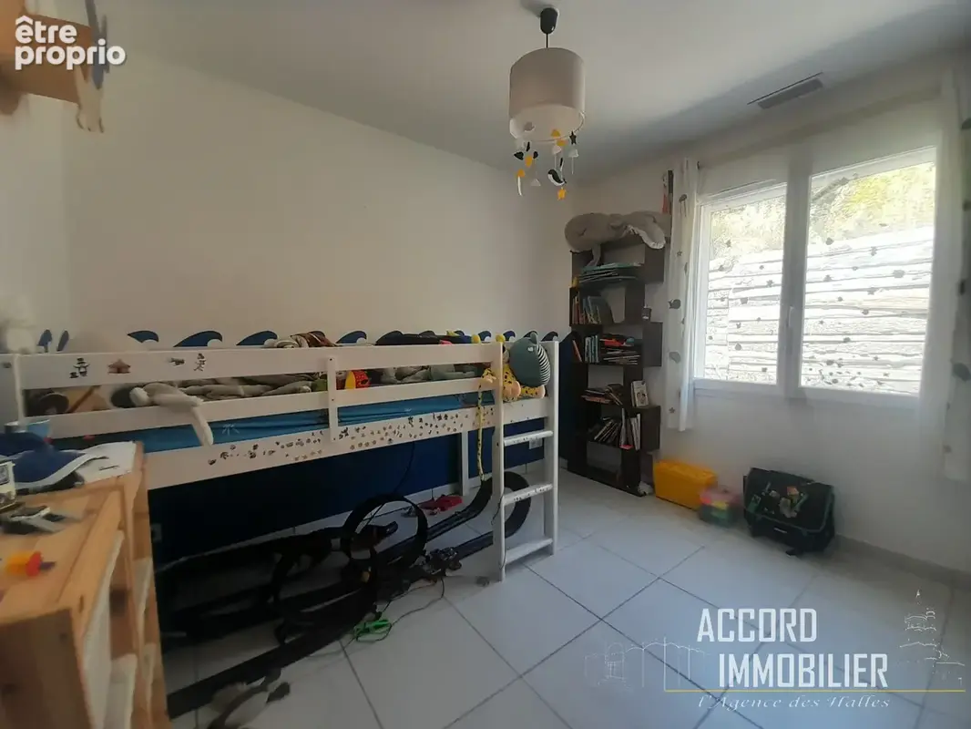 Villa de plain pied avec jardin arboré et piscine - photo 15