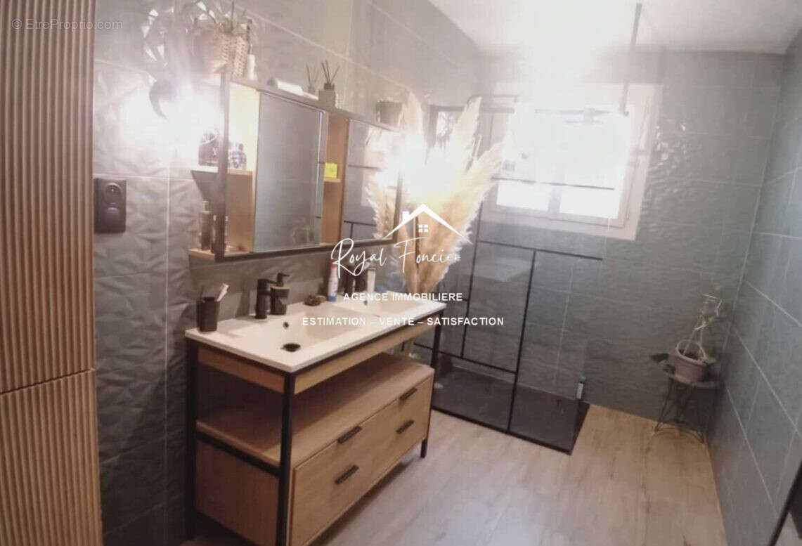 Salle d'eau RDC - Maison à PORTS