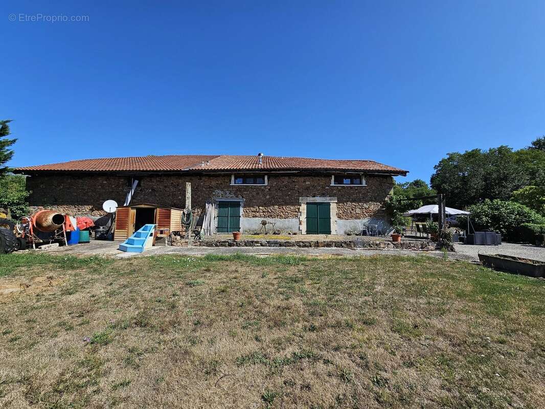 Grange exceptionnellement rénovée avec dépendances, atelier et vue panoramique. - photo 17