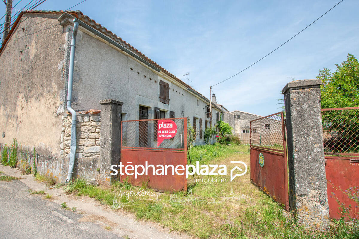 Maison à SAINT-GENIS-D&#039;HIERSAC