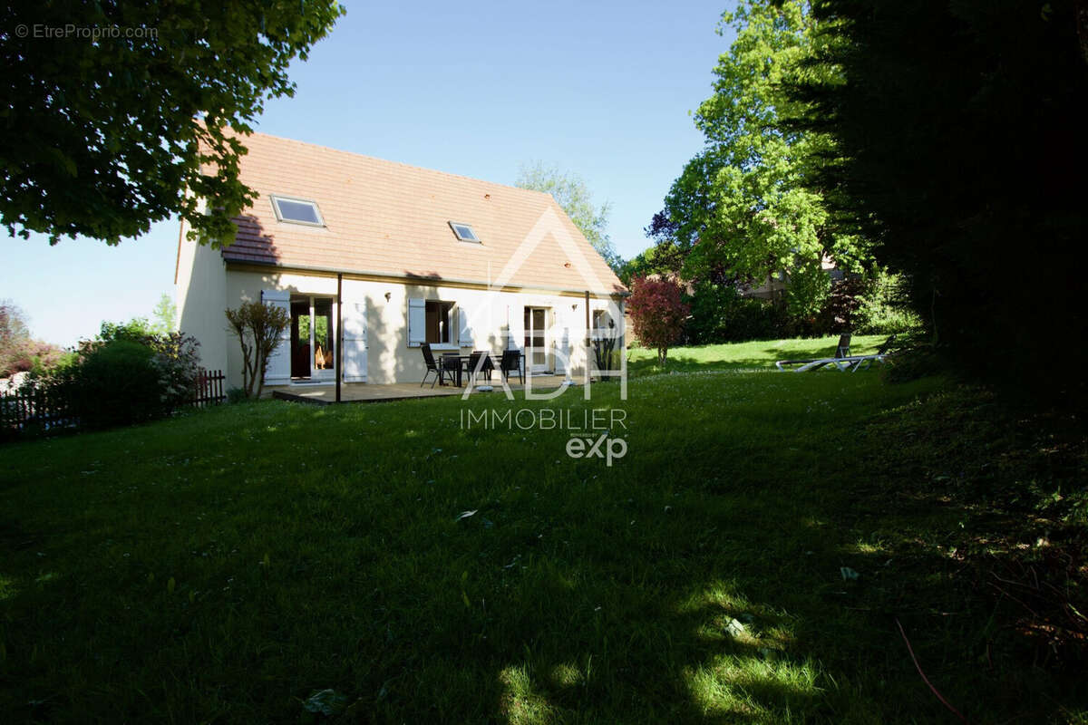 Maison à LA QUEUE-LES-YVELINES