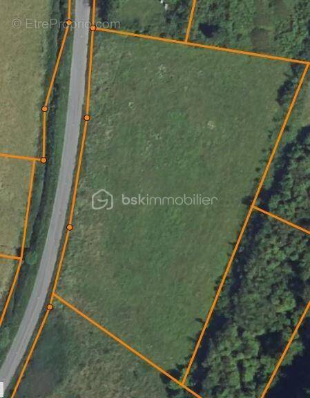 Terrain à SAINTE-GENEVIEVE