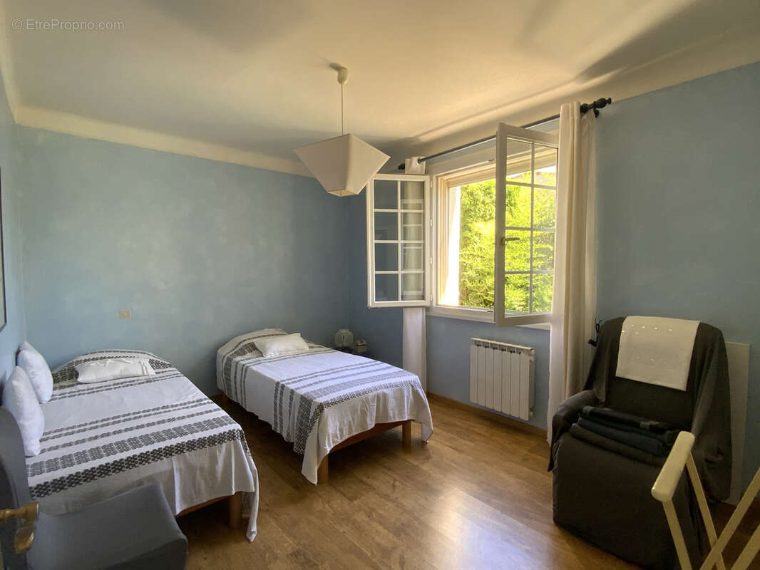 Villa cossue située à Uzès avec terrain de 1400 m2 avec piscine. - photo 10
