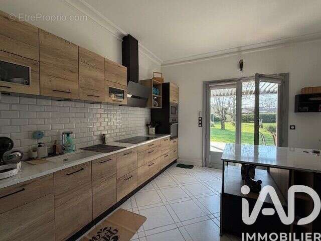 Maison 255 m² à Saint-Seurin-De-Cursac  - photo 9