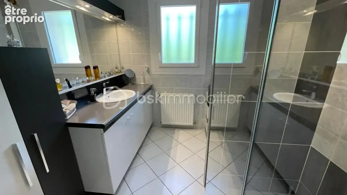 Maison sur sous-sol complet rénovée avec soins sur 3532 m² de terrain non clos - photo 12