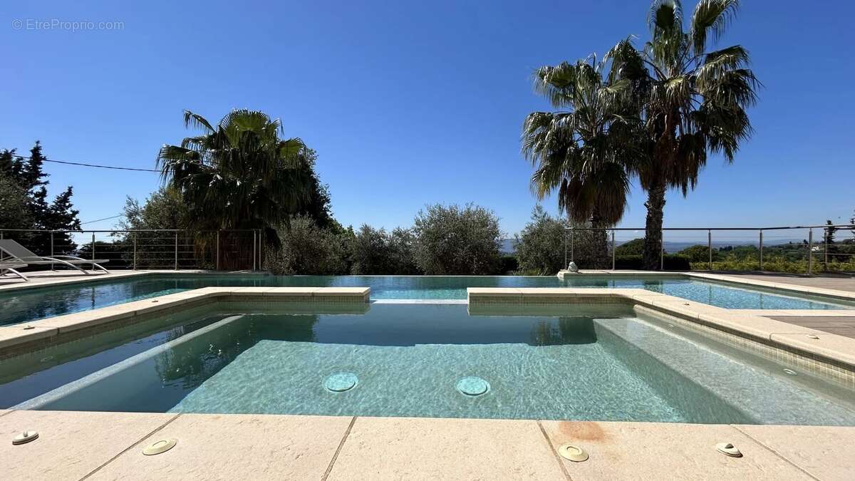 Maison à CHATEAUNEUF-GRASSE