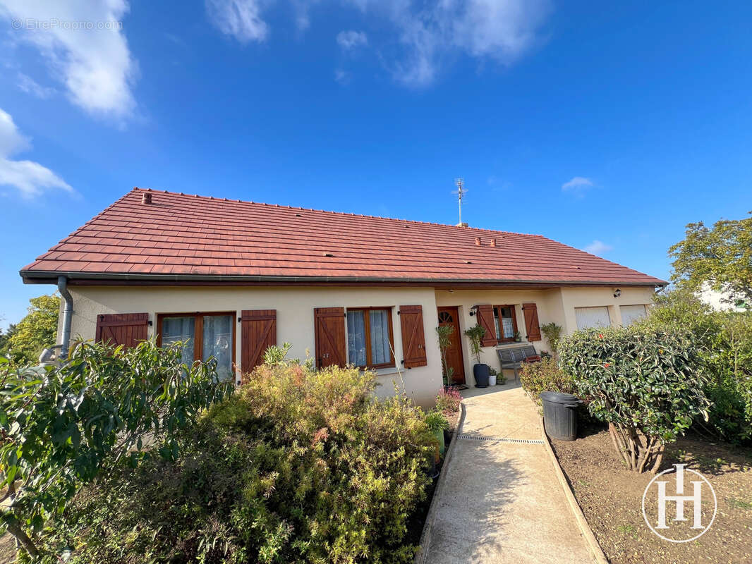 Maison à AINAY-LE-CHATEAU