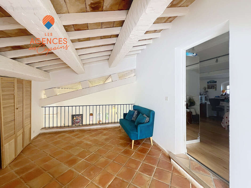 La seyne-sur-mer, janas, superbe villa d' architecte de 256 m2 sur terrain arbore de 3080 m2 - photo 6