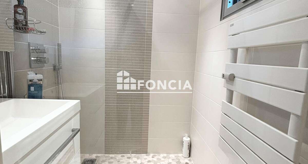 BAISSE DE PRIX – Superbe appartement 3 pièces rénové avec grande terrasse, garage et cave -  3 piscines - photo 17