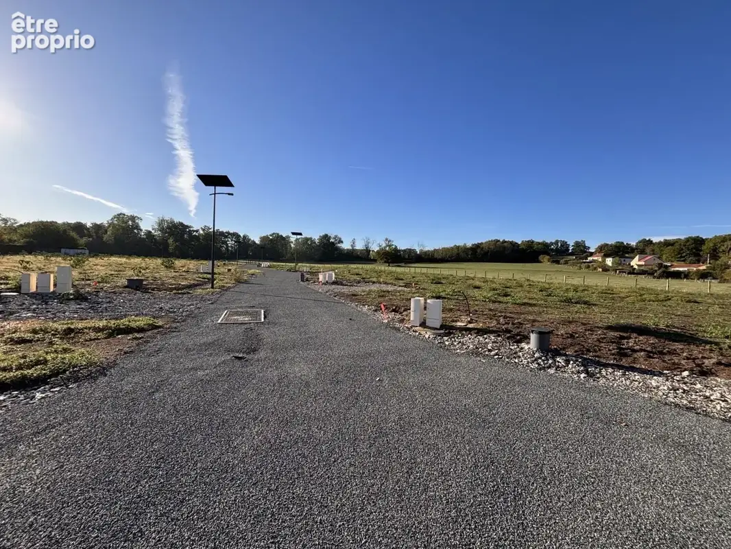 Terrain à bâtir de 631 m² à BELLERIVE-SUR-ALLIER (03) - photo 1