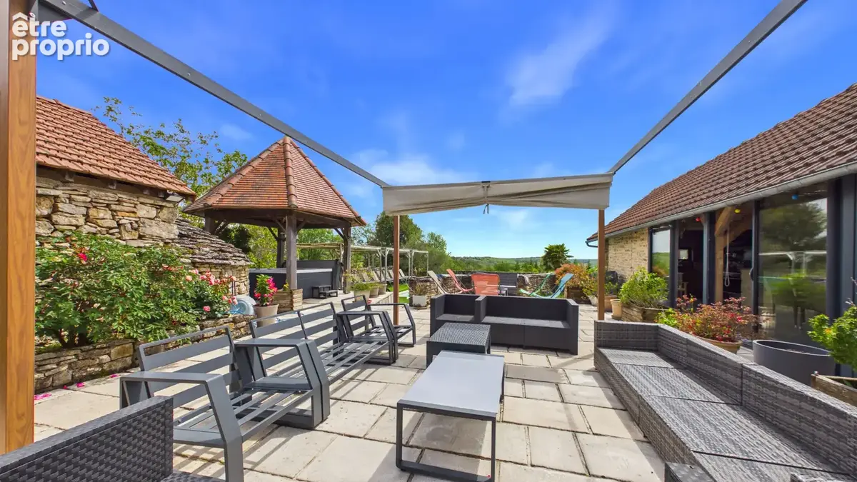 Ensemble immobilier en pierre avec gîte, maison principale, roulottes et piscine près de Cajarc - photo 18