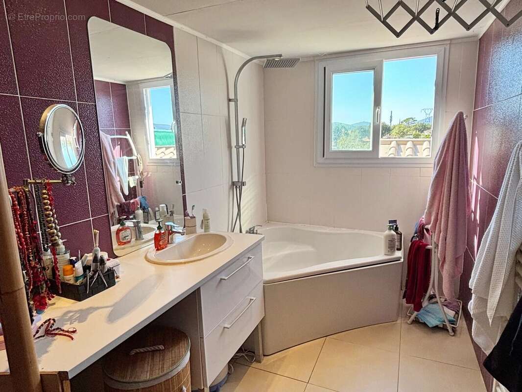 Maison à ROQUEBRUNE-SUR-ARGENS