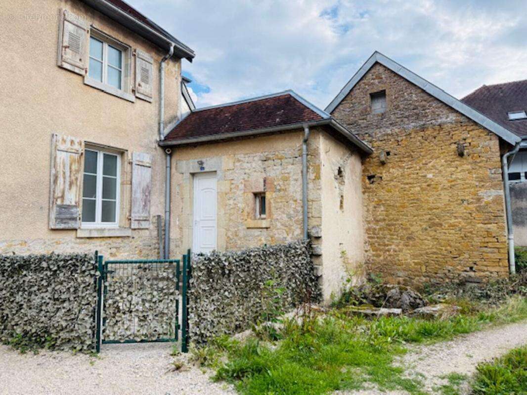 Dans un Ancien Château appartement 84 m² + Terrasse / Cave voûtée/Parking - photo 10