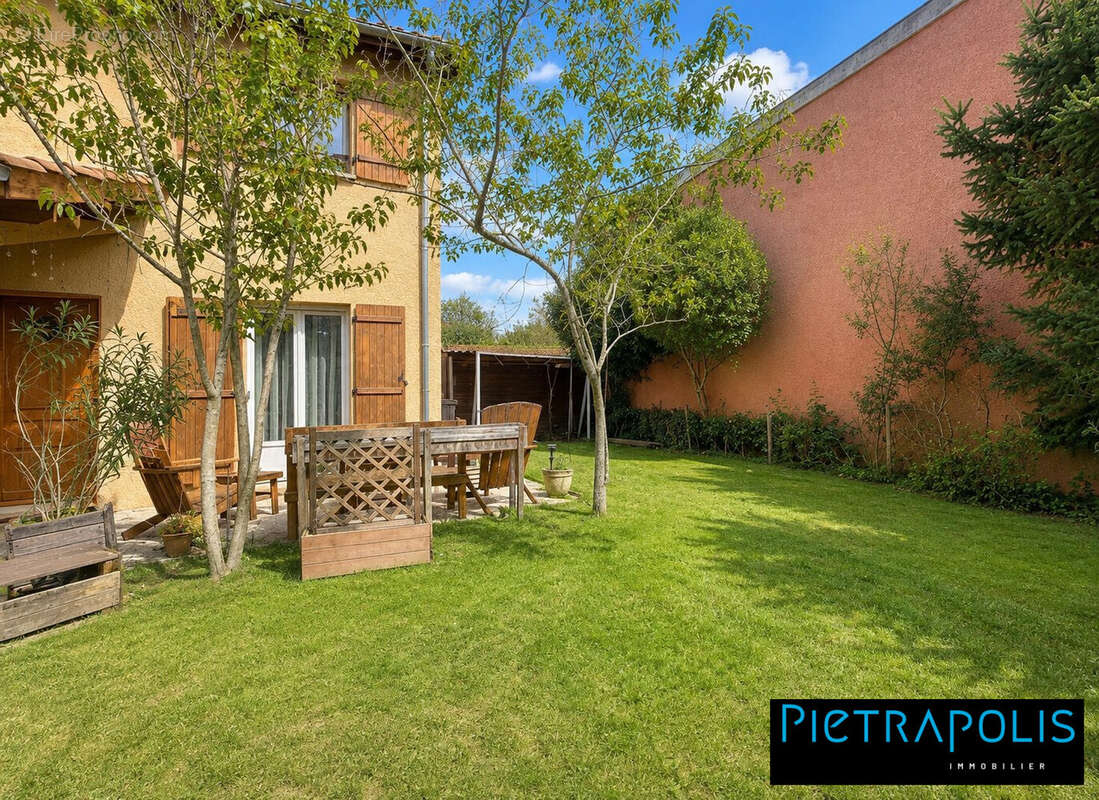 Maison 100 m² à Sainte-Euphemie  - photo 2