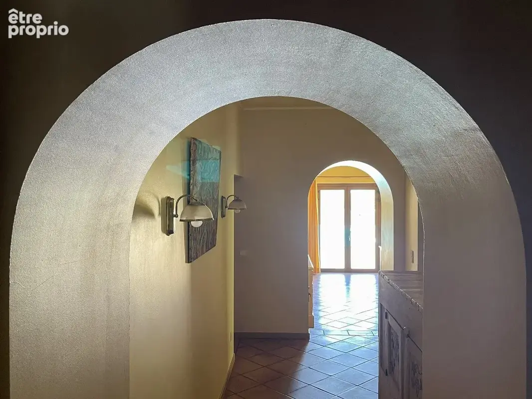 Une maison en pierres autour de sa piscine - photo 13