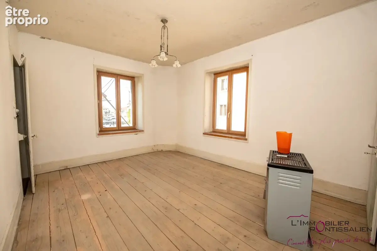 Frasne : maison individuelle offrant de beaux volumes, fort potentiel, garage - photo 4